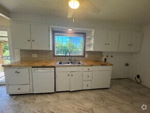 Building Photo - 3 bed 1 bath with large back yard - ONE SM...