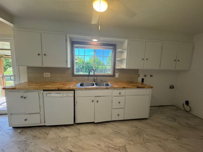 Building Photo - 3 bed 1 bath with large back yard - sewer ...