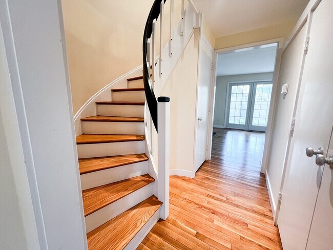 Building Photo - 11 Oak St