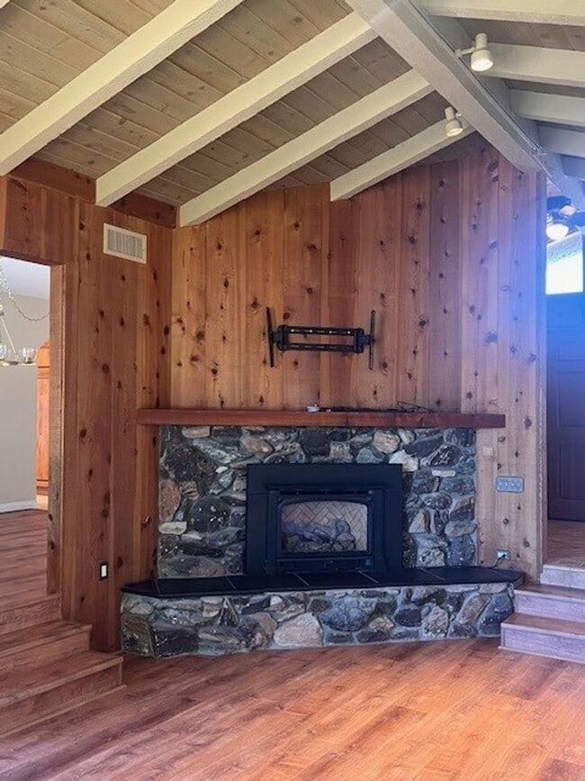Building Photo - MAKE THIS YOUR HOME IN THE COUNTRY