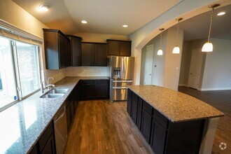 Building Photo - 421 Sterling Ridge Dr