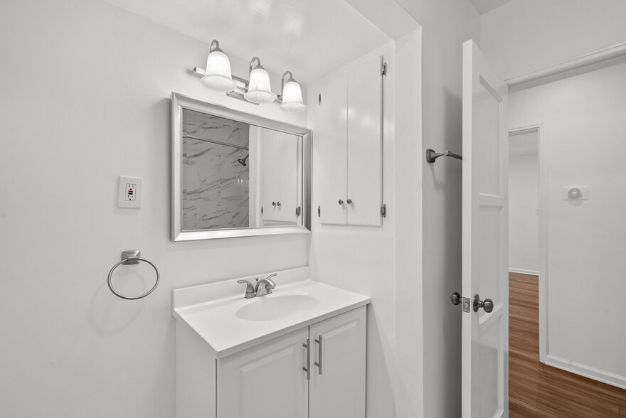 Guest Bathroom - 3820 Orangedale Ave