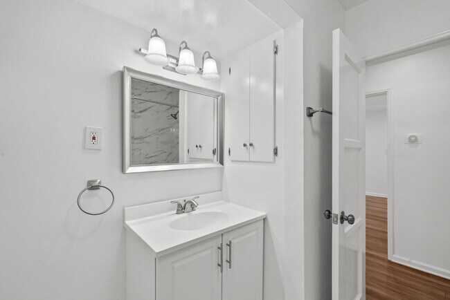 Guest Bathroom - 3820 Orangedale Ave