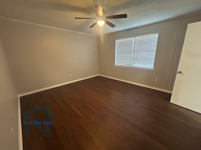 Building Photo - 1025 Crestview Dr S