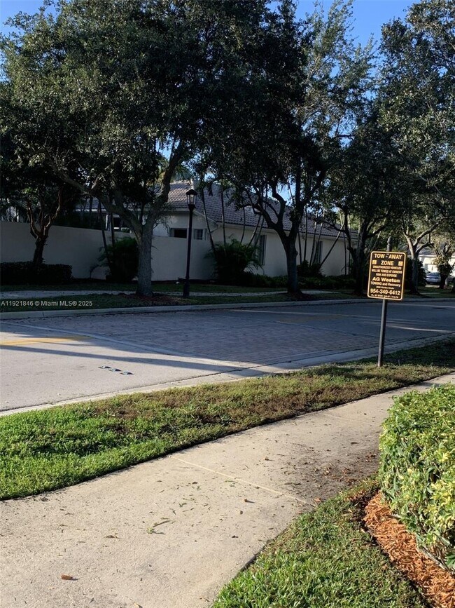 Building Photo - 2518 Bay Pointe Ct