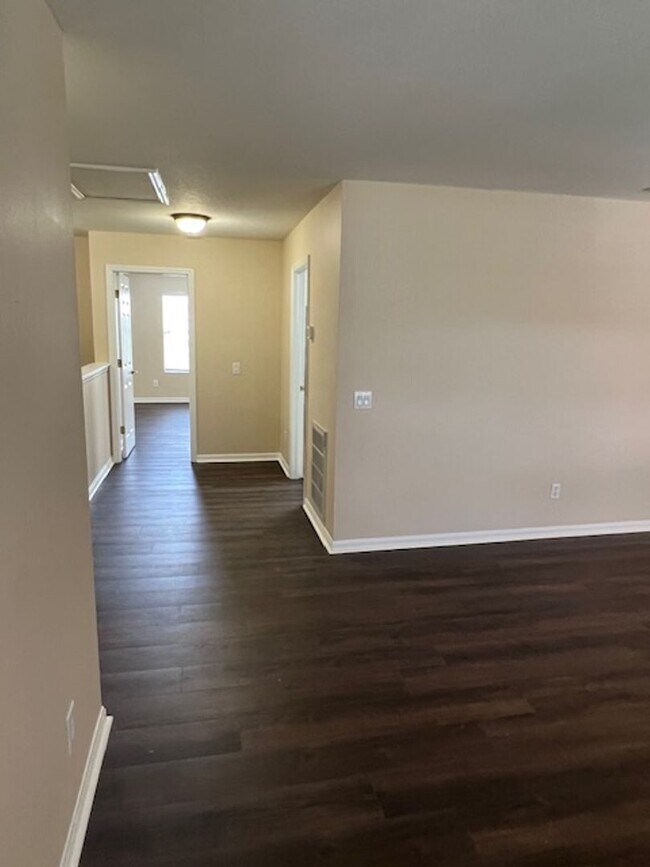 Building Photo - Country Chase