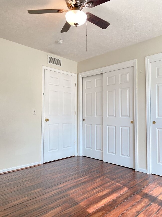 Building Photo - Stunning 5 bedroom, 2 bathroom house!