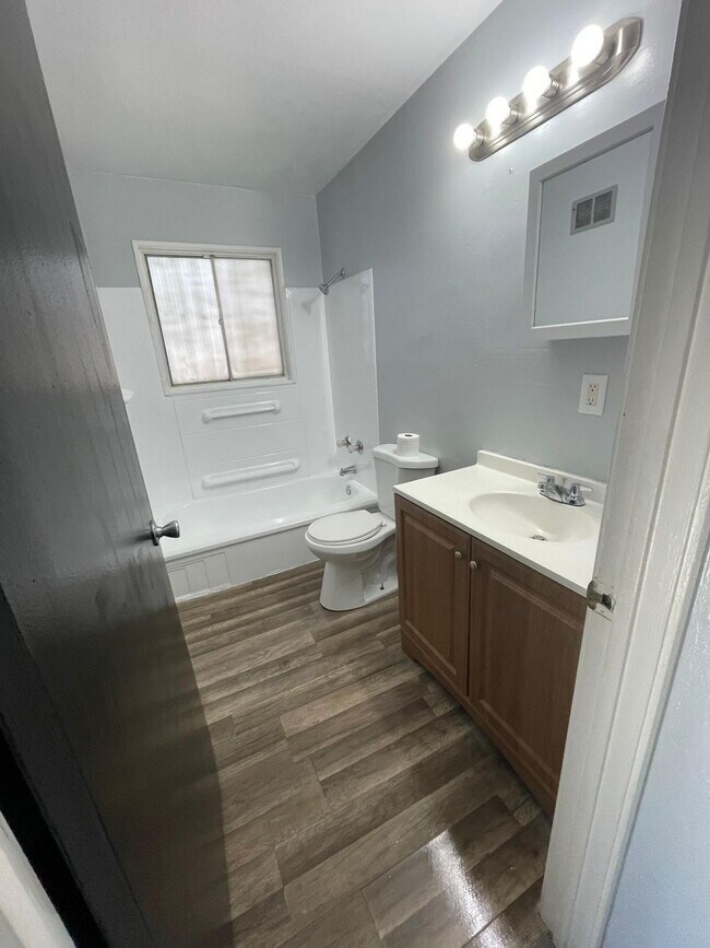 Building Photo - 3421 Elmhurst Dr
