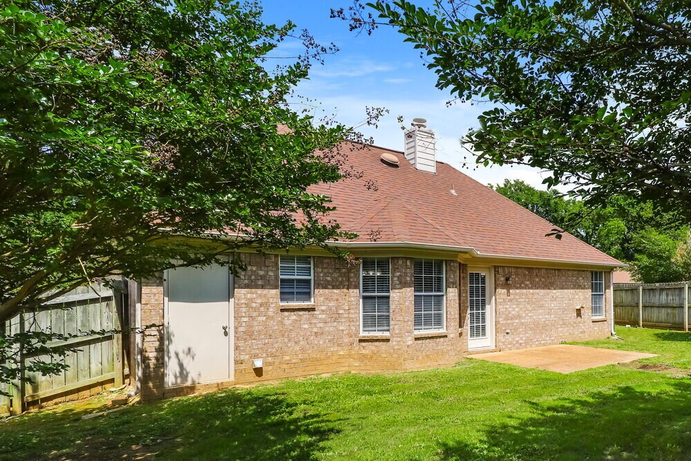 Building Photo - 80 Village Dr