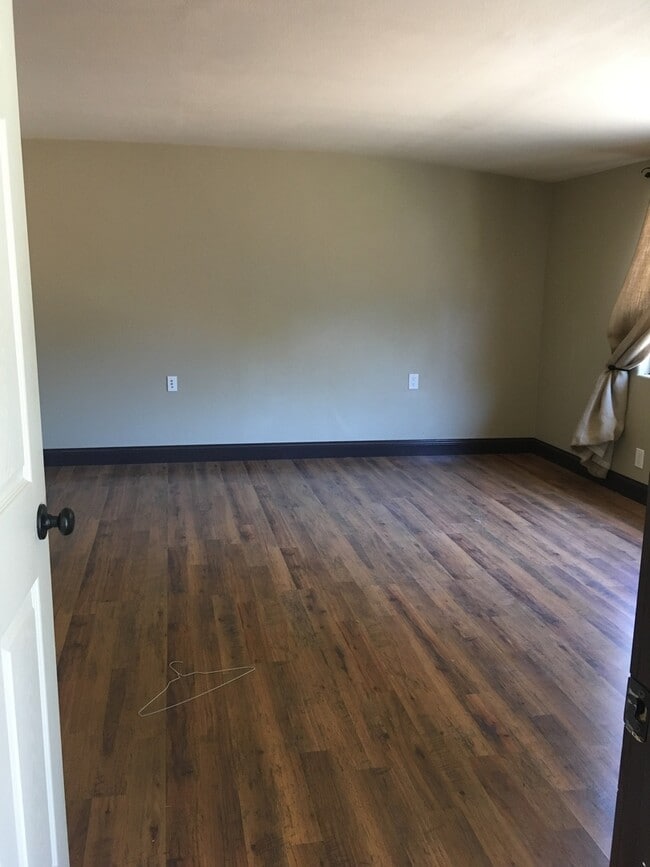Building Photo - Spacious three bedroom one and half bath house in Sunland!