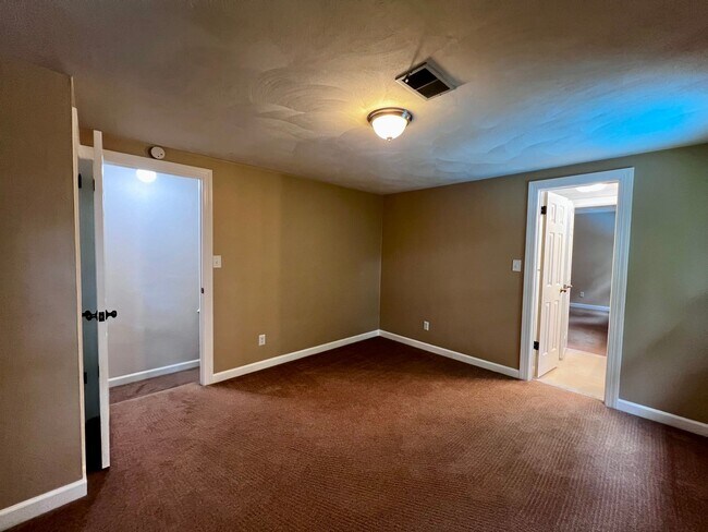 Building Photo - Large 6 bedroom home with Pool in Virginia Beach