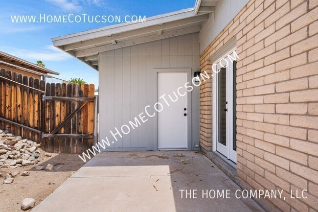 Building Photo - 7441 N Gilbert Pl