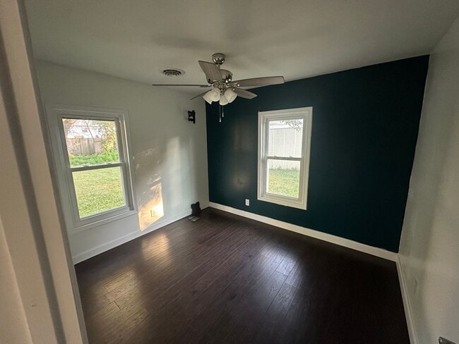 Building Photo - Renovated 2 Bed 1 Bath