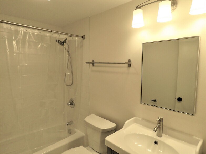 Building Photo - 509 E 7th St