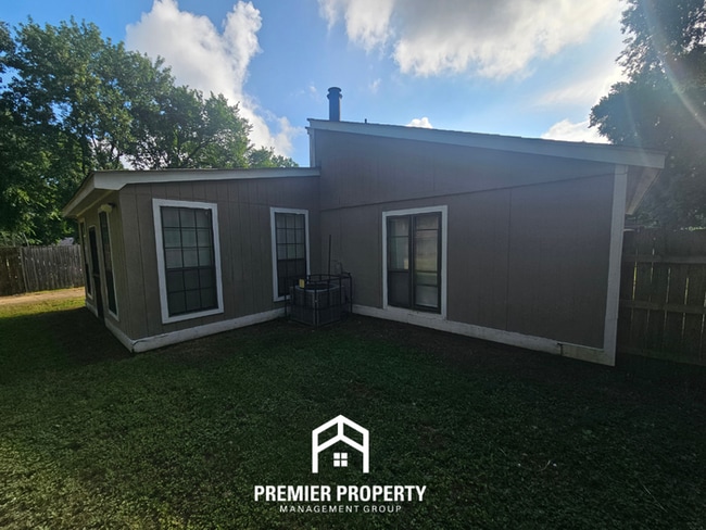 Building Photo - Move-In Ready 3BR Gem in Memphis - Cozy Fireplace, Tile Dining & Private Yard