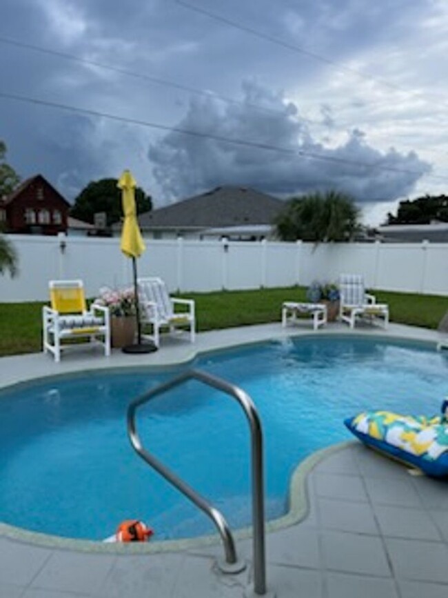 Building Photo - 3 BEDROOM POOL HOME OASIS IN FLORIDA SHORE...