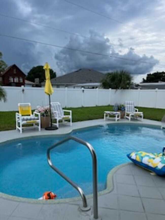 Building Photo - 3 BEDROOM POOL HOME OASIS IN FLORIDA SHORES EDGEWATER