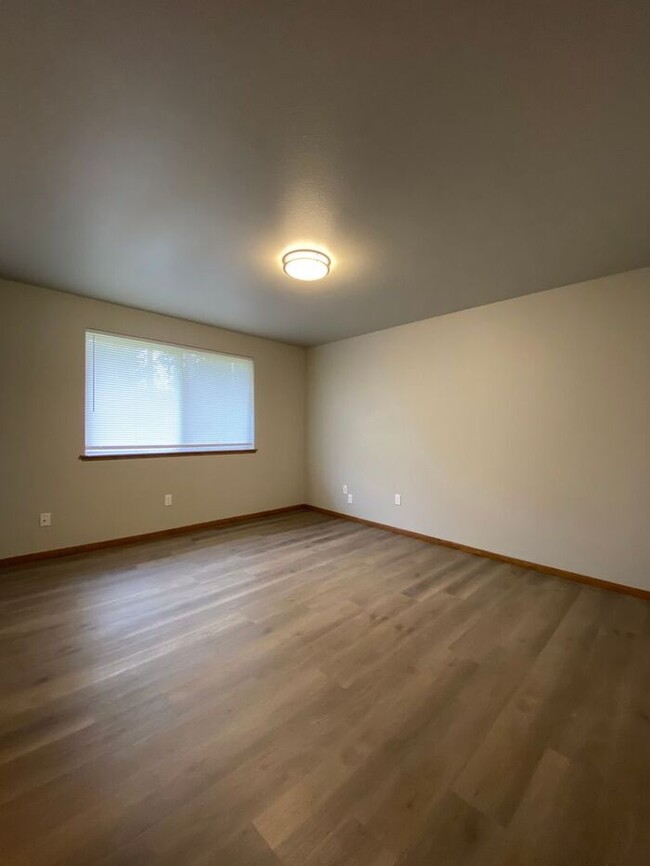 Building Photo - Wonderful 2 Plus Bedroom Rambler Duplex of...