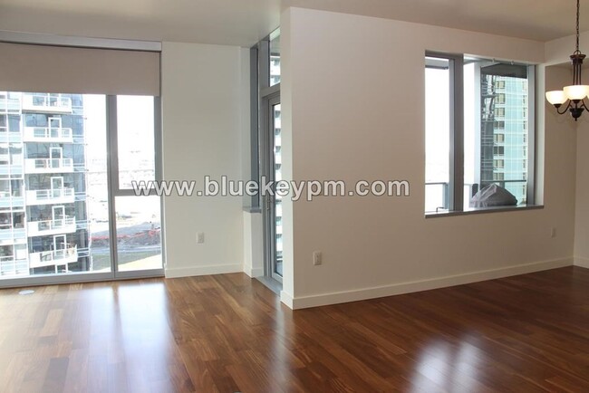 Building Photo - 2 Bed, 2 Bath Condo with 24 HR Concierge a...