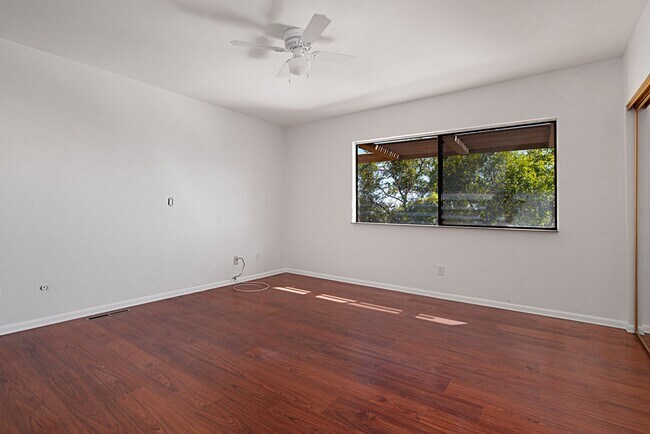 Building Photo - Rarely available Clairemont 3-story end un...