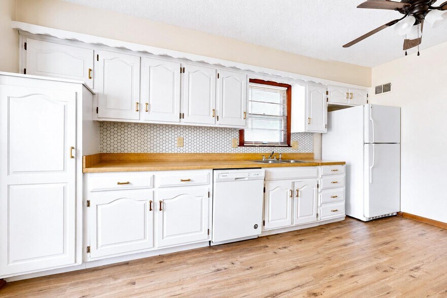 Building Photo - Spacious Shawnee Home Near Mill Creek Streamway Park