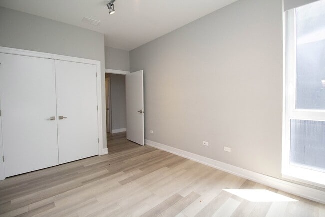 Building Photo - 1554 N Talman Ave