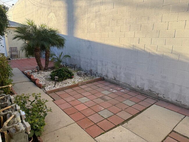 Building Photo - 415 S Main St