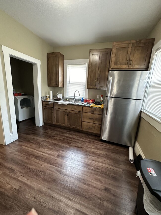 Building Photo - FREE OF SECURITY DEPOSITS 3 bed 1 bath clo...