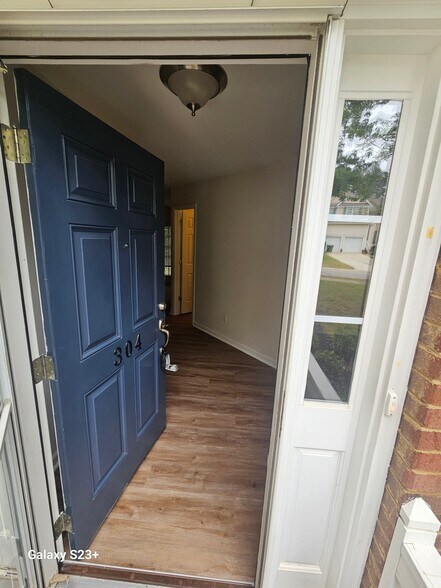 Building Photo - 304 Oak Cove Dr