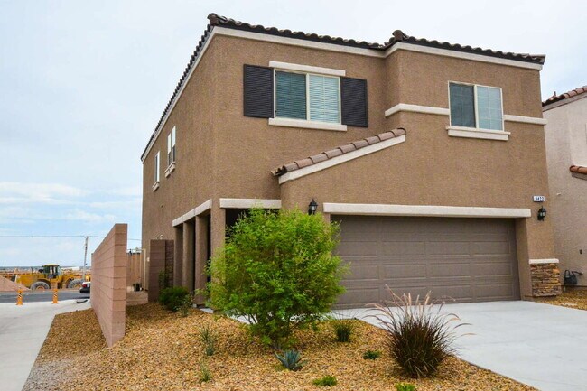 Building Photo - "Spacious 4-Bedroom Retreat with 2.5 Baths in Vibrant Las Vegas Locale!"