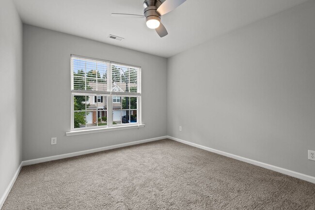 Building Photo - Fantastic end unit townhome: Available July 10th