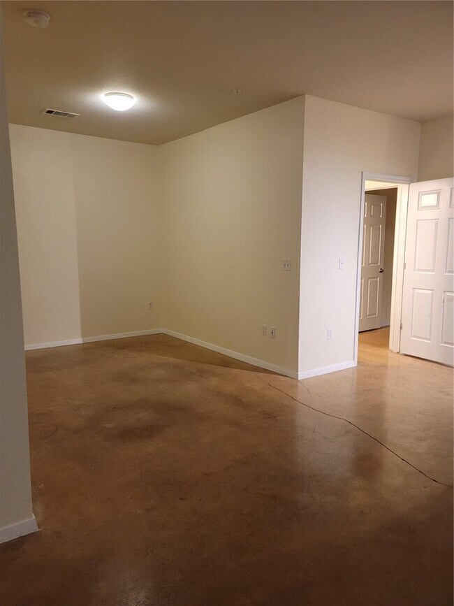 Building Photo - 910 W 25th St