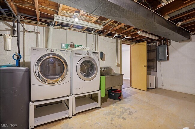 Building Photo - 7429 Sylvan Dr