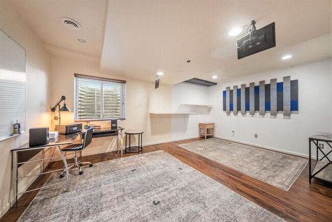 Building Photo - 403 Pembroke-