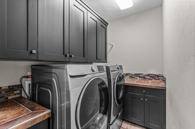 Building Photo - Grand Northwest Crossing Home. Fully furnished monthly rental. Walk to Compass Park. All Utilitie...