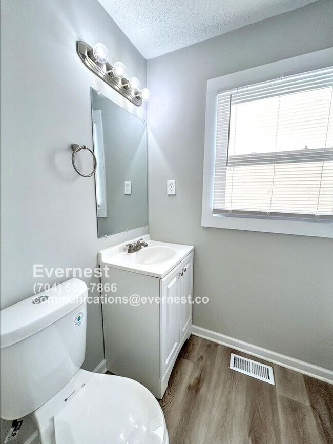 Building Photo - Lovely 3-Bedroom Home with Fenced Yard and...
