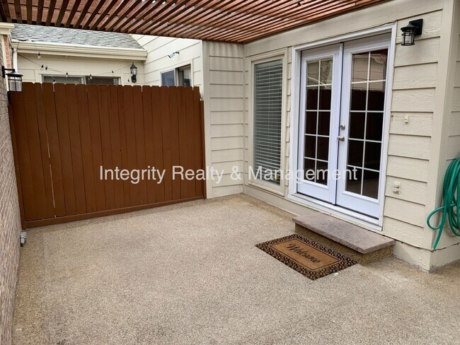 Building Photo - 7565 S Cove Cir