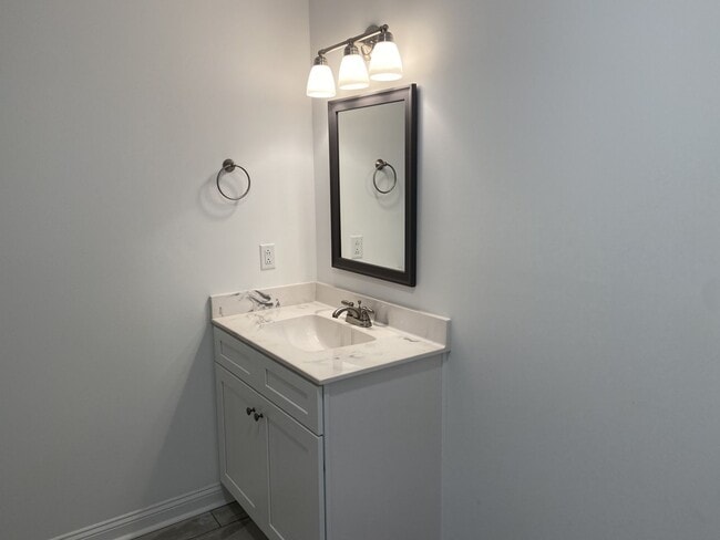 Building Photo - 4 bed, 3 bath, under $1900  Wow.