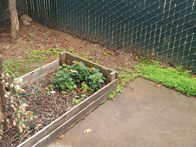 Building Photo - Wonderful townhouse in East Portland! rentalsc21.com