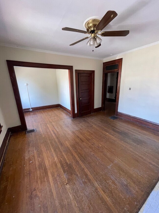 Building Photo - Large Brick 7 bedroom home.