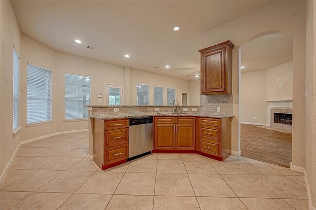 Building Photo - 722 Silver Creek Cir