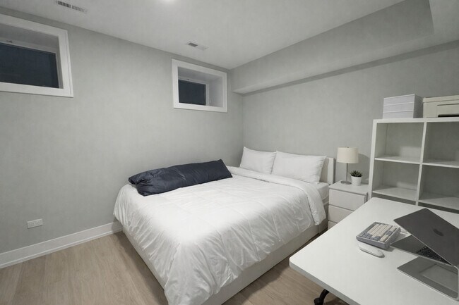 Building Photo - 1535 N Maplewood Ave