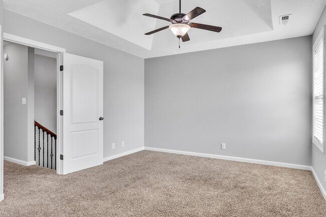 Building Photo - 3 bedroom home with fenced in backyard clo...