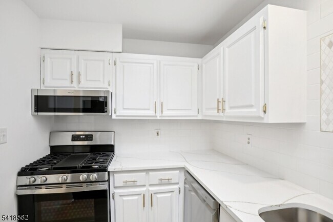 Building Photo - 66 Park Ave