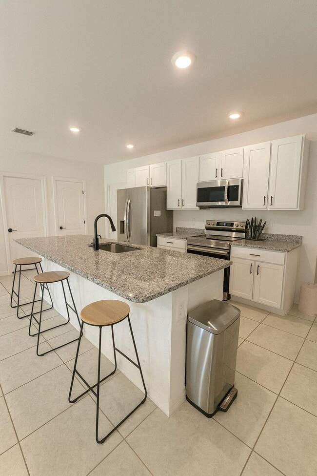 Building Photo - 1963 SW Import Dr