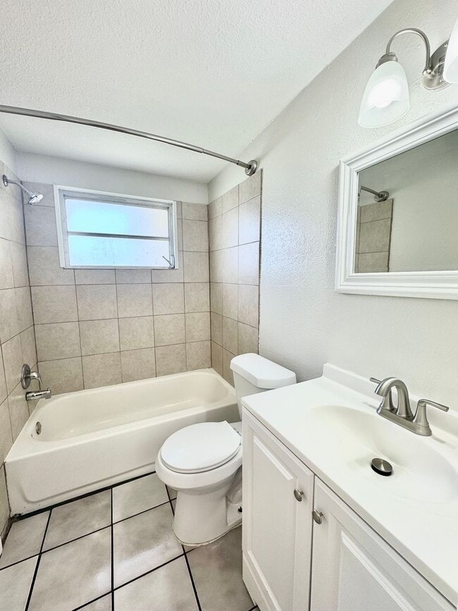 Building Photo - 4/2 Single-family home, AVAILABLE NOW!