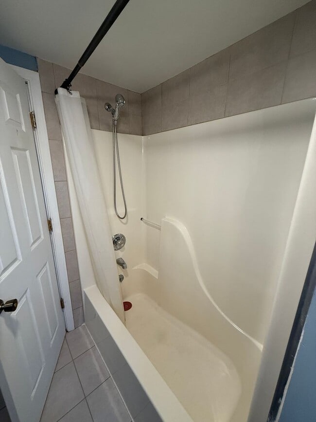 Building Photo - Charming Cape Cod Near Airport with Modern...