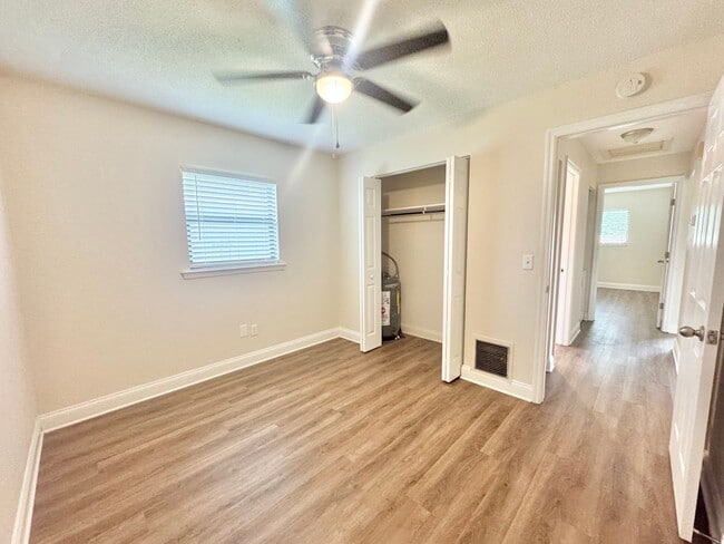 Building Photo - Apartment - Right off Cypress Gardens Blvd!