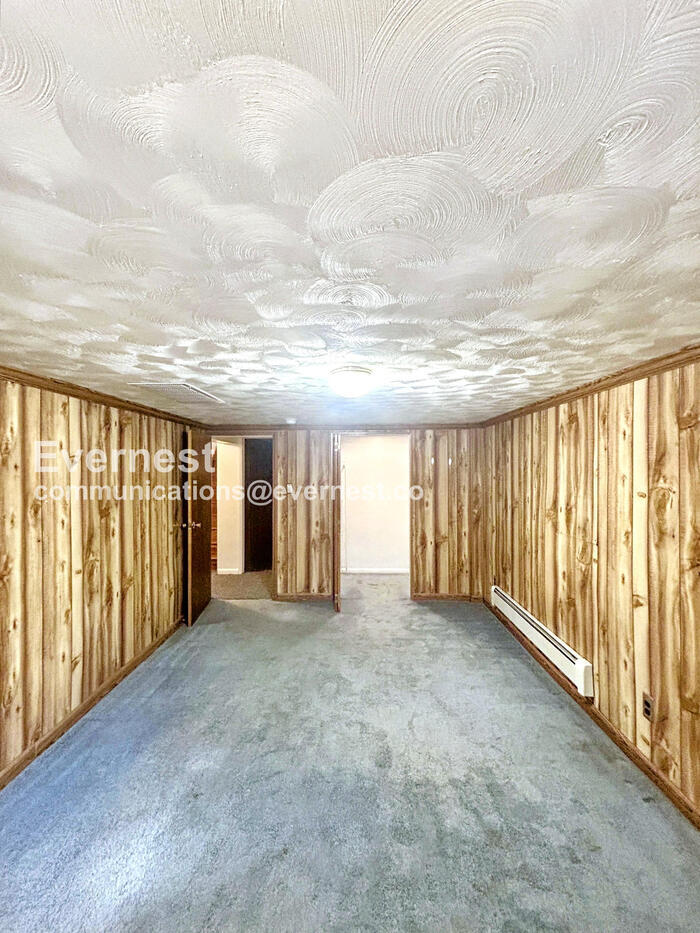 Building Photo - 2116 Oakwood Ln