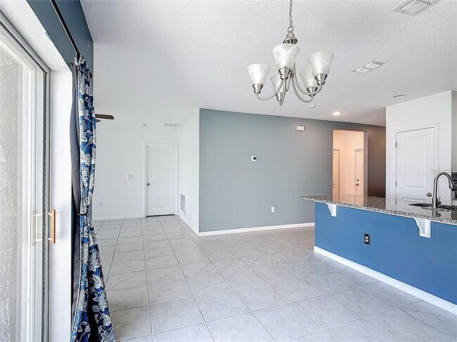 Building Photo - 450 Taft Dr